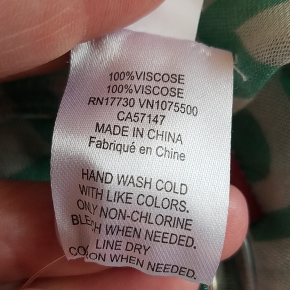 NWT- MINT GREEN & WHT CHEVRON PRINT SCARF - Picture 4 of 6